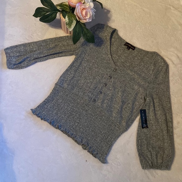 Almost Famous Tops - Cute Almost Famous NWT Gray Top Size Small